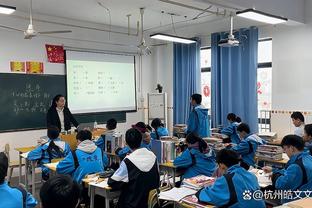 首节还有近3分钟 湖人双向球员霍奇已经替补登场了